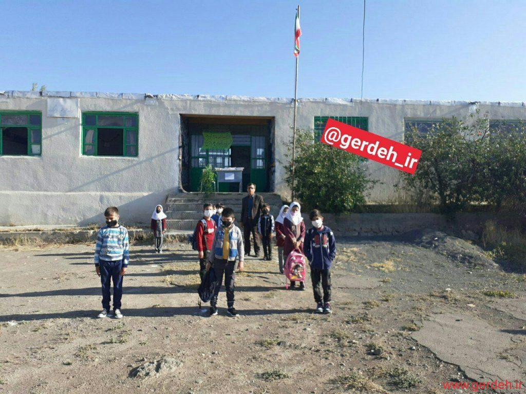 توزیع اقلام بهداشتی توسط حاج رحیم سرداری و دختر شان همزمان با اغاز سال تحصیلی ورعایت پروتکل بهداشتی در مدرسه شهید قانع گرده سال ۹۹